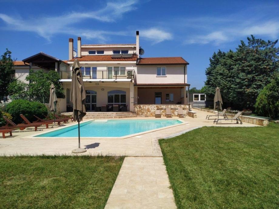 Kuća za odmor s bazenom, Galižana (prodaja)