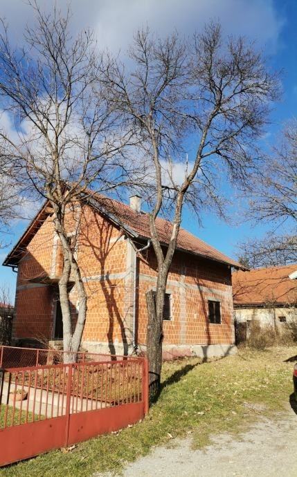 Gospić, kuća na dobroj lokaciji, 84m2 (prodaja)