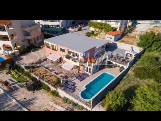 Makarska-apartmanska kuća s bazenom 270m2 (prodaja)