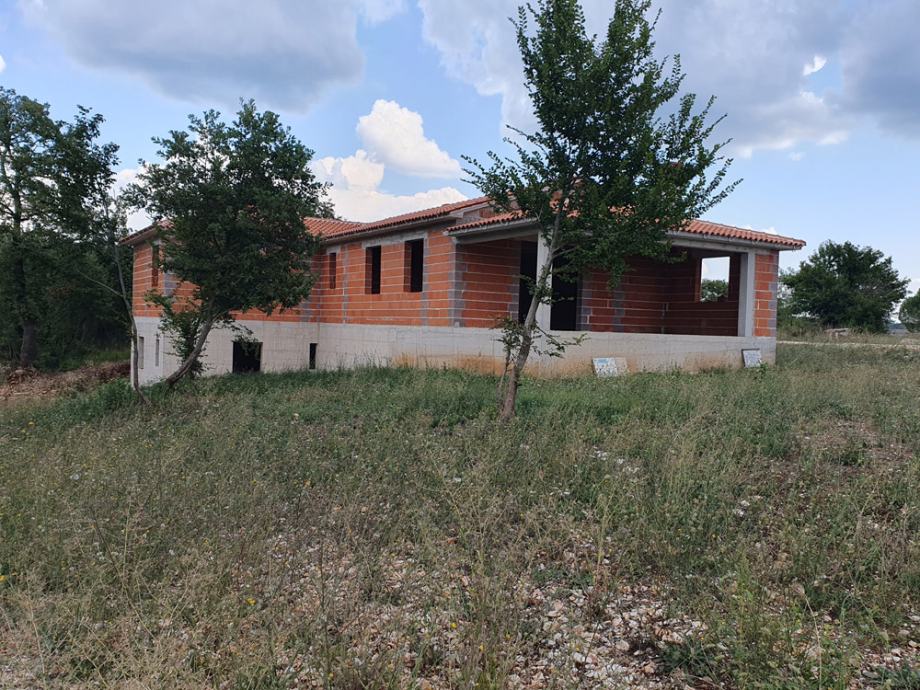 Kuća: Tinjan, 208 m2, prostrana roh bau kuća na zemljištu od 1084 m2 (prodaja)