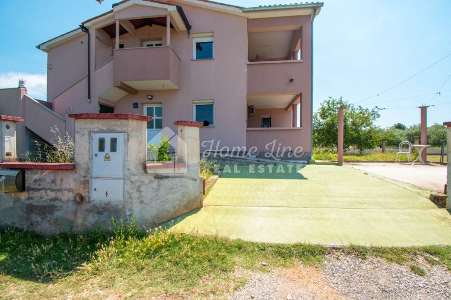 Kuća s tri apartmana s pogledom na more nedaleko od Fažane (prodaja)