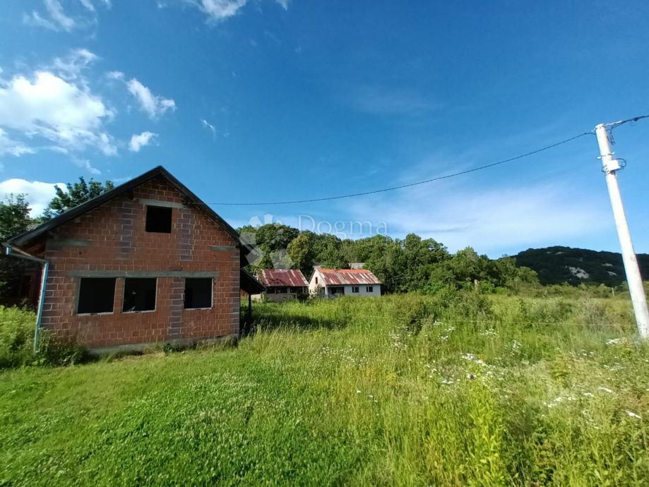 KUĆAU U OBNOVI NA PREDIVNOJ LOKACIJI S POGLEDOM NA VELEBIT (prodaja)