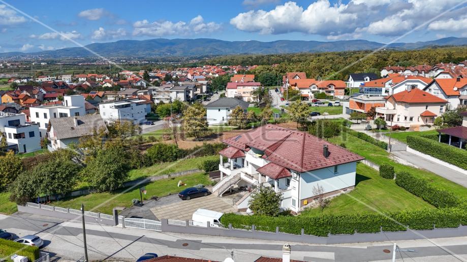 Kvalitetna kuća s 4 stana i 2 garaže na velikoj parceli, Sesvete (prodaja)