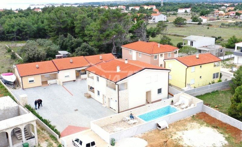 Apartmani s bazenom za turističke namjene (prodaja)