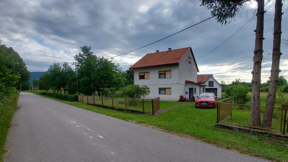 Lika, Janja Gora, samostojeća kuća s dva stana na imanju (prodaja)