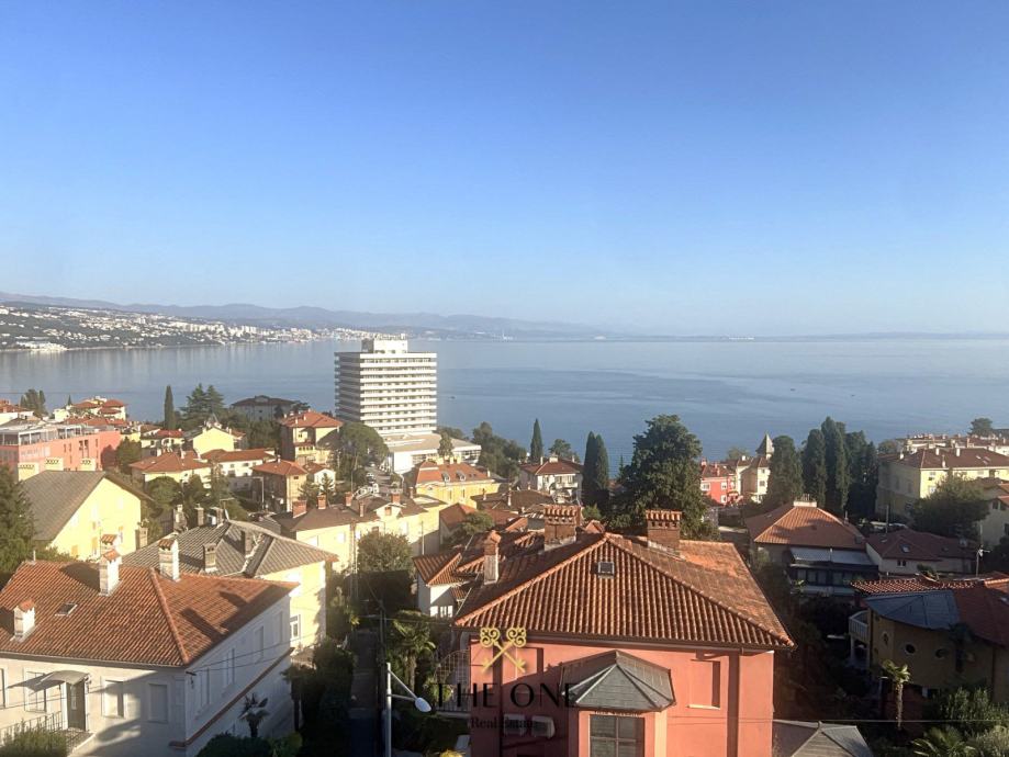 Luksuzna dvoetažna vila s bazenom u centru Opatije (prodaja)