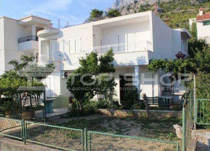 Makarska ,Kuk, kuća 200 m2 na parceli  od 350 m2 (prodaja)