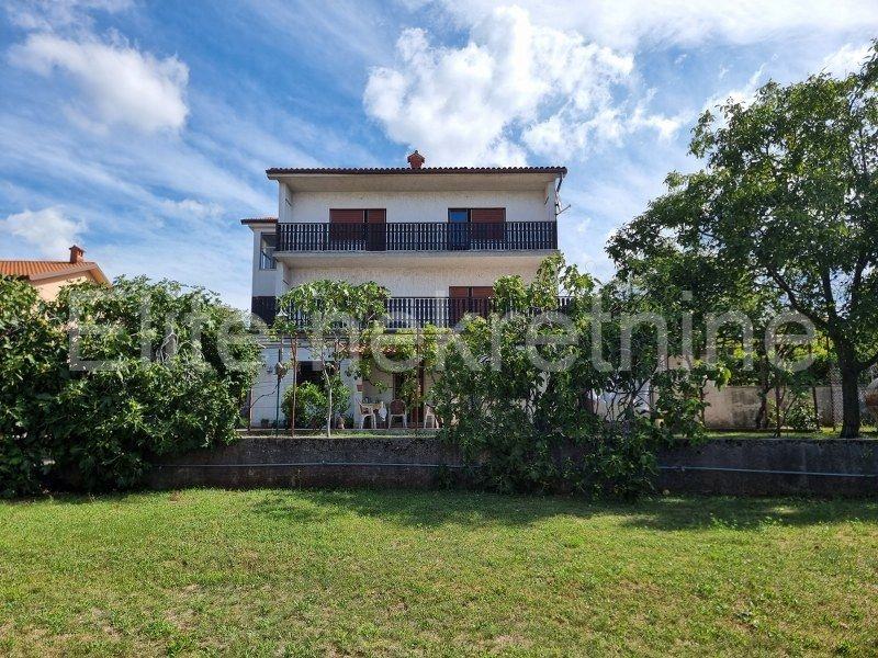 Marinići - prodaja kuće s tri stana, 270m2! (prodaja)