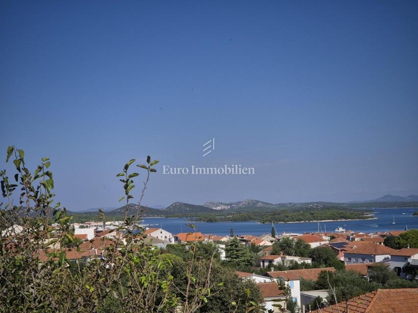 Murter - kamena kuća s dvorištem (prodaja)