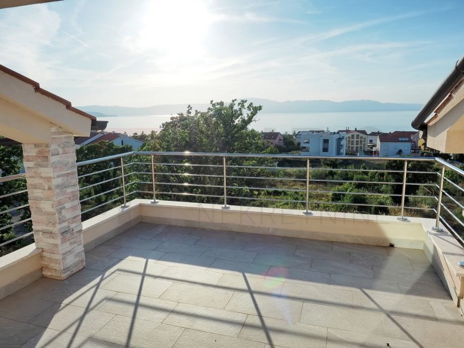 Njivice, apartman na zadnjem katu s panoramskim pogledom na more (prodaja)