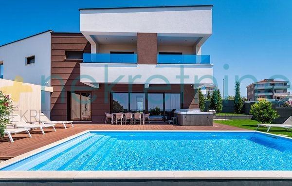 NOVALJA, LUX MODERNA VILA IV, 350 m2, SMART HOME, VRT; GRIJANI BAZEN (prodaja)