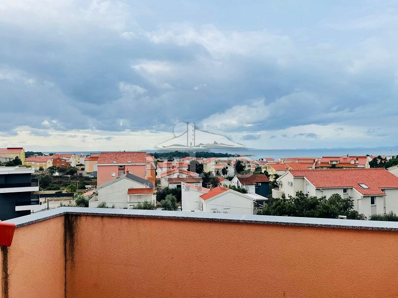 Novalja, trosobni apartman 69 m2 s terasom i pogledom na more