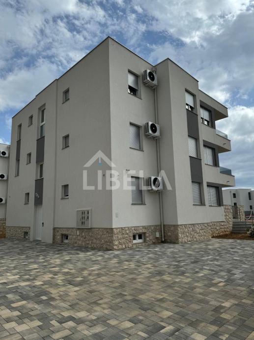 Novalja - trosobni apartman s vrtom 65,06 m2 prizemlje NOVOGRADNJA