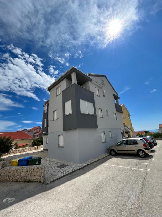 Novouređeni apartman 75 kvadrata u Novalji