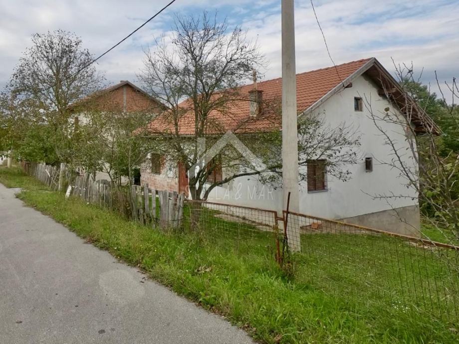 Obiteljska kuća sa potkrovljem i garažom u centru - Srb, Gračac (prodaja)