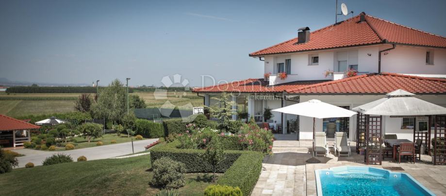 Obiteljska Vila 580 m², bazen, teniski/nogometni teren, okućnica 5500 (prodaja)