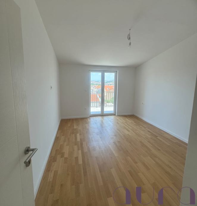 Odličan dvosobni stan (67m²) s pogledom – Strožanac *Novogradnja* (prodaja)