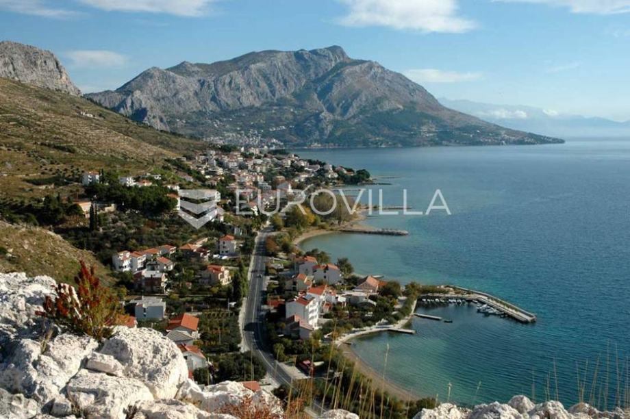 Omiš, Mali rat, građevinsko zemljište s pogledom, površine 2025 m2