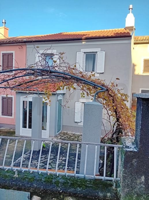 Omišalj, centar, renovirana kuća u nizu s okućnicom, PRODAJA! (prodaja)