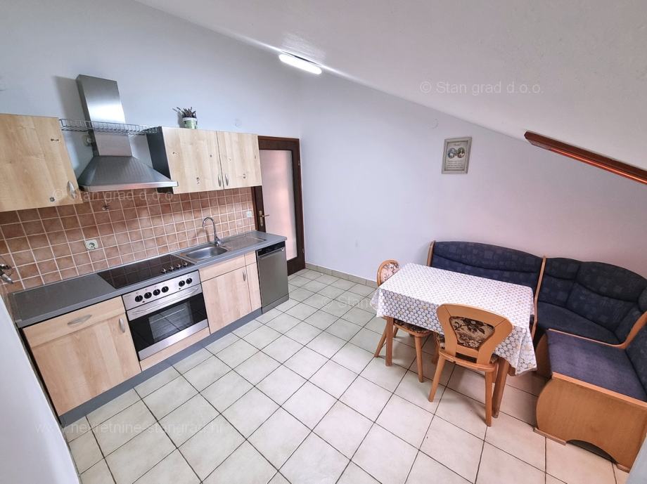 Omišalj, jednosoban apartman na 2. katu kuće!