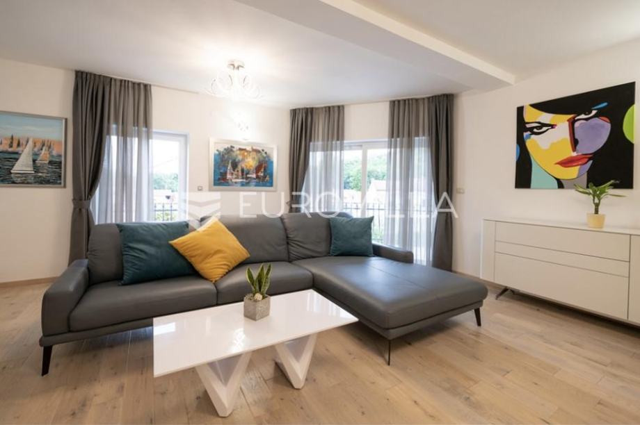 Opatija, Matulji, predivna moderna villa 400 m2 s bazenom (iznajmljivanje)