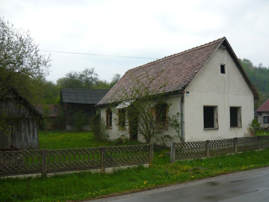 ORANICA, ŠUMA, PAŠNJAK I KUĆA OŠTEĆENA OD POTRESA SA DVORIŠTEM