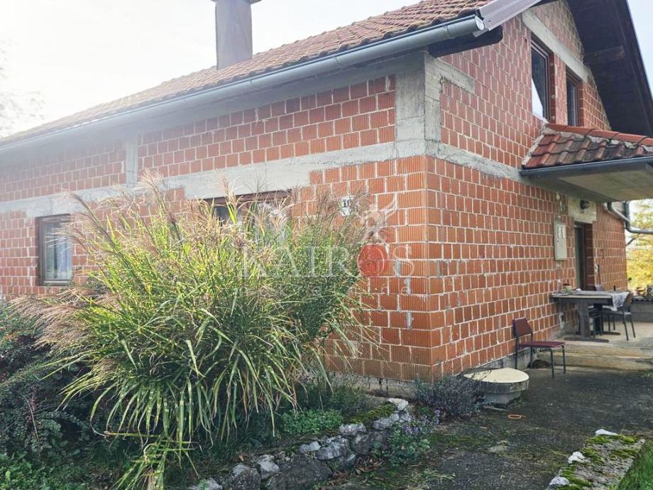 OTOČAC, kuća s 500 m2 okućnice i 12.000 m2 zemljišta (prodaja)