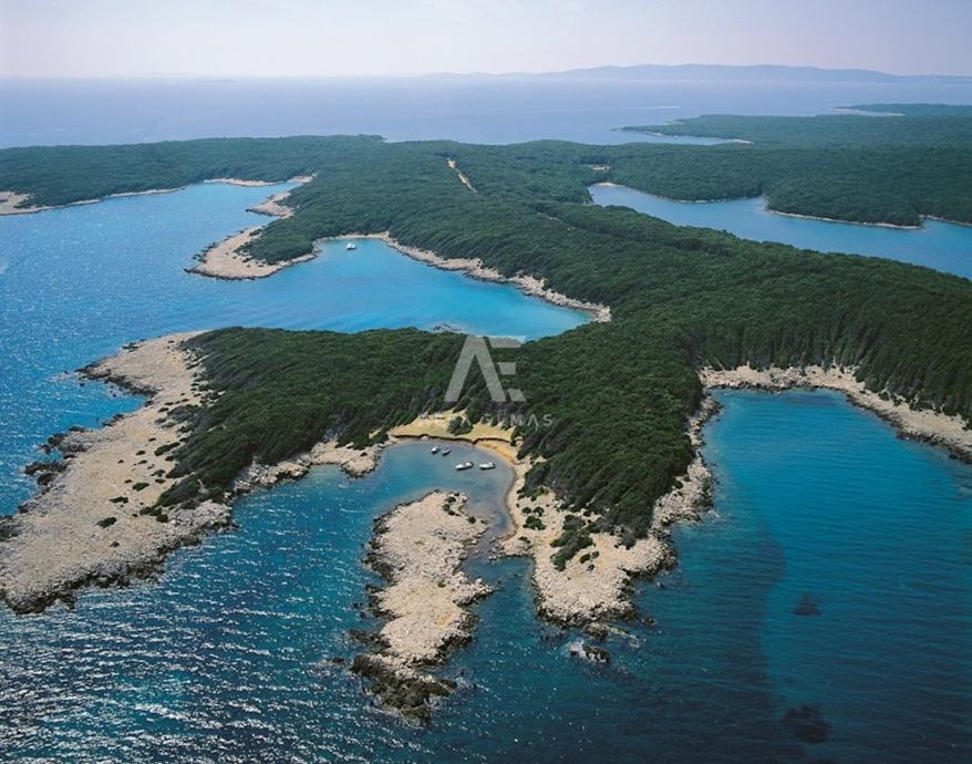 Otok Cres, poljoprivredno od 43.120m2 zemljište prvi red do mora!  OD