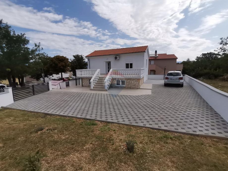 OTOK KRK,Dobrinj samostojeća kamena villa (prodaja)