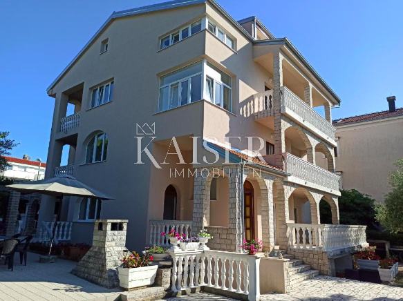 Otok Krk, Malinska - kuća sa 6 apartmana 300 m od mora (prodaja)