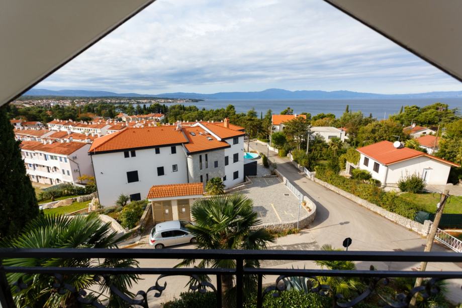 OTOK KRK, MALINSKA - Renovirana apartmanska kuća u blizini mora (prodaja)