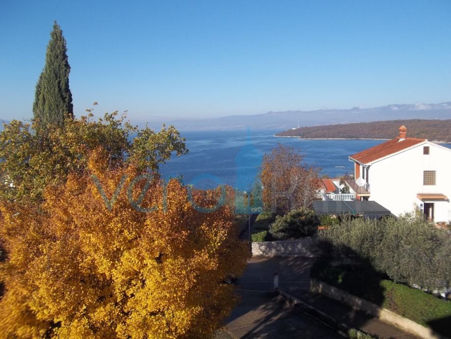 Otok Krk, Njivice, apartman na 250m od mora sa panoramskim pogledom (prodaja)