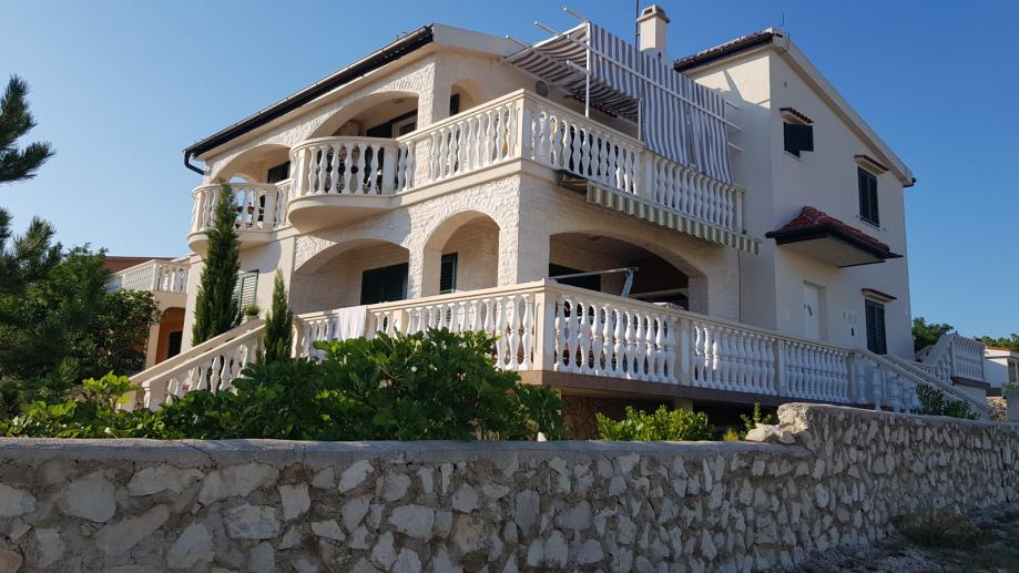 Otok Pag kuća sa 3 apartmana i velikom okućnicom (prodaja)