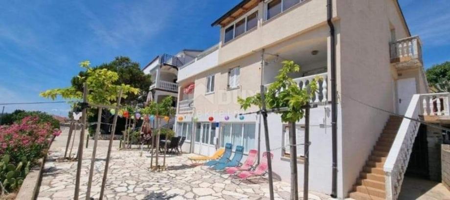 OTOK PAG, NOVALJA - Apartman 2. red od mora! (prodaja)