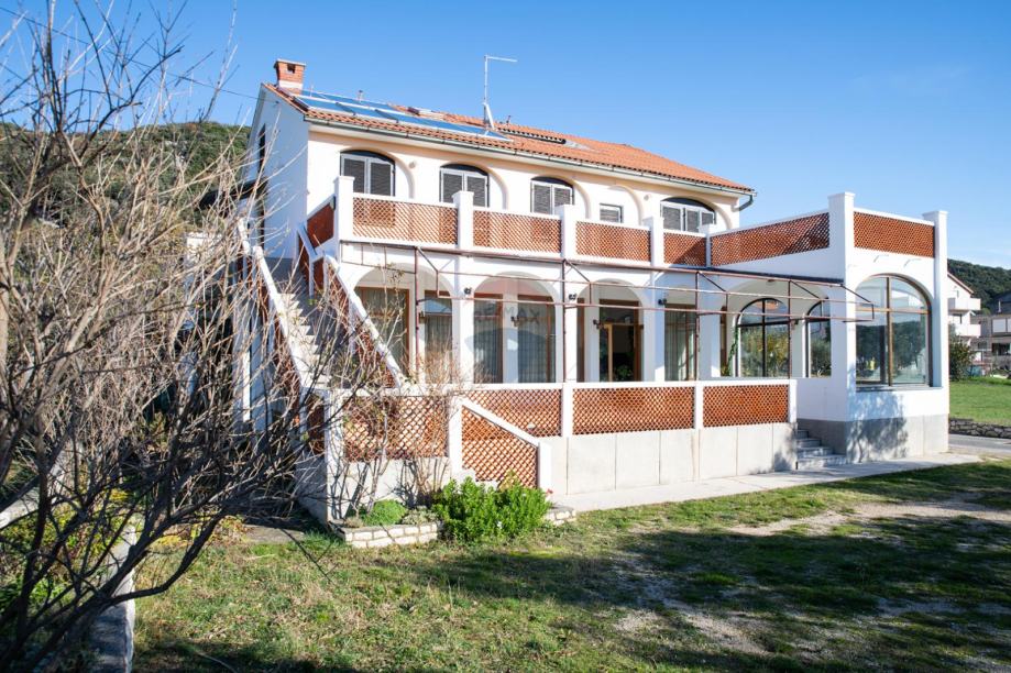 Otok Rab, ugostiteljski objekt 306m2 + apartmani na 2 etaže, 1. red do (prodaja)