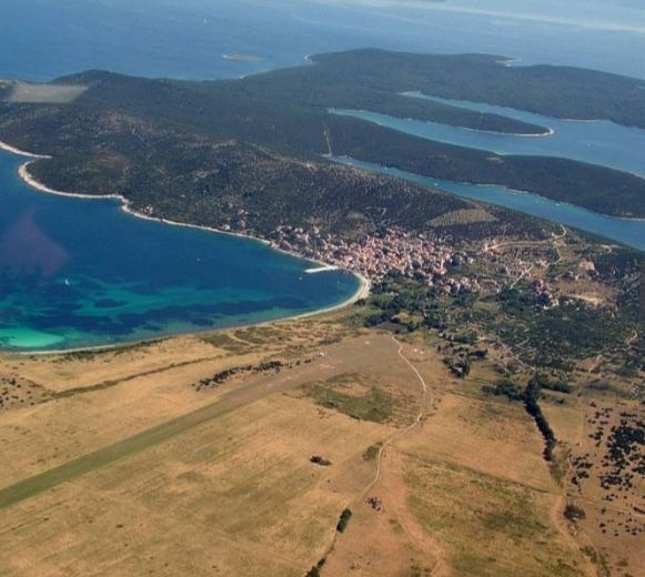 Otok Unije, Kuća 146m2 + barka + 1/4 vlasništva ruševine uz kuću (prodaja)