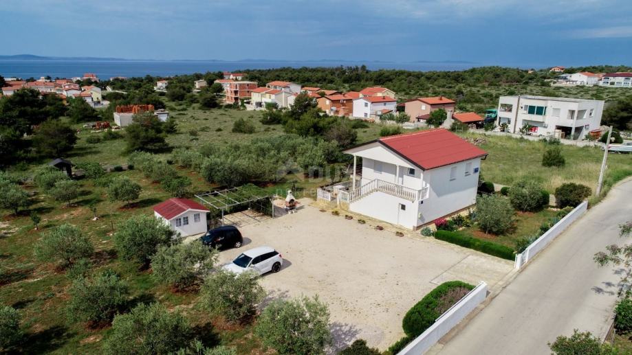 OTOK VIR - Apartmanska kuća na prostranoj parceli (prodaja)