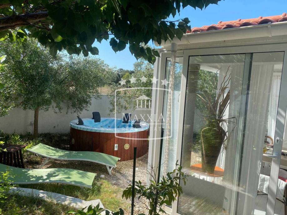 Petrčane - 3.5 soban stan s velikim dvorištem, jacuzzi! 280000€ (prodaja)