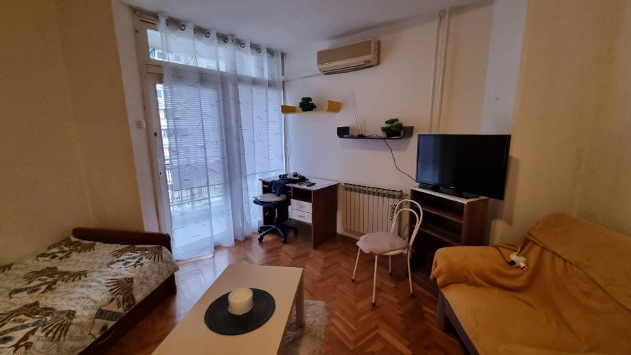 PODMURVICE, Garsonjera, Najam 300 Eur (iznajmljivanje)