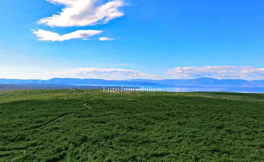 Poljoprivredno zemljište nedaleko građevinske zone, Kras, otok Krk