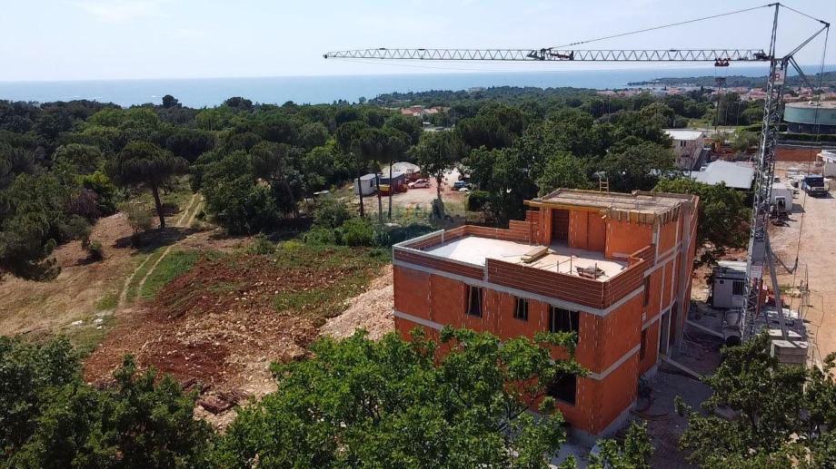 Poreč: Moderan stan u novogradnji 81,35 m2 + dvorište (prodaja)