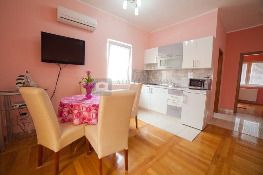 Prekrasan jednosobni apartman na 1. katu stambene zgrade, 100m od plaž (prodaja)