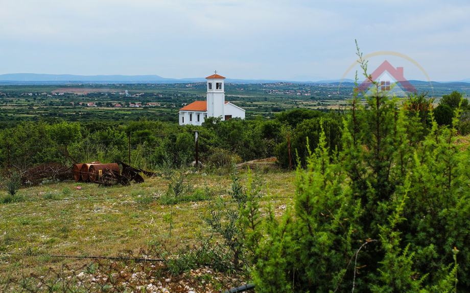 Prodaje se građevinsko zemljište u Donim Raštanima sa bazenom, Zadarsk