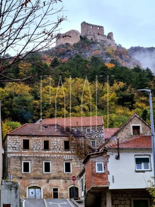 Prodaje se višekatnica s bogatom kulturnom baštinom u strogom centru V (prodaja)