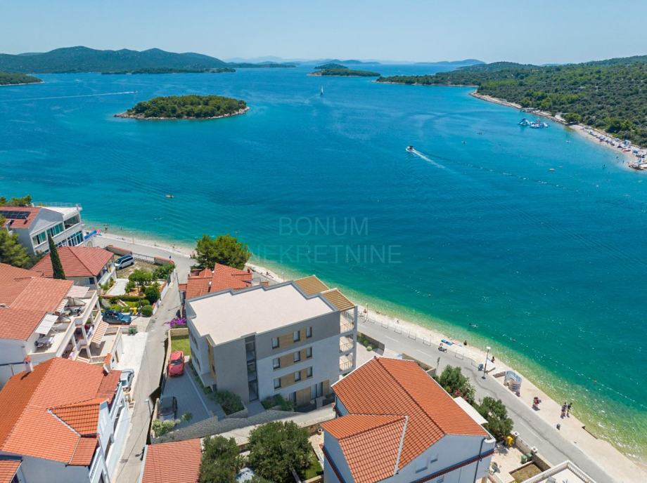 Prostran apartman u prvom redu do mora, Jezera- otok Murter