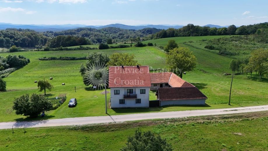 Prostrana obiteljska kuća na prostranom terenu u Lapovcu (prodaja)