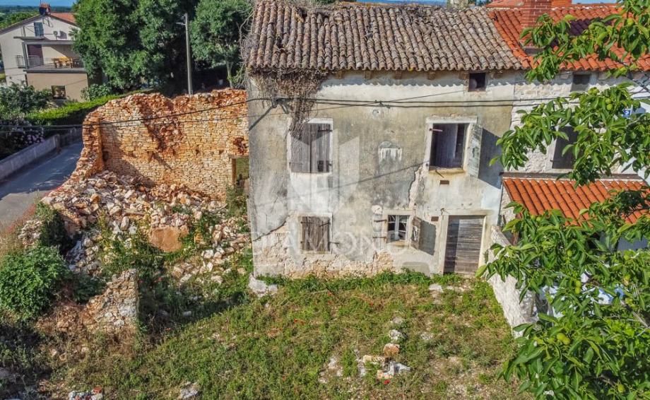 Pula, okolica, stara istarska kuća sa zemljištem (prodaja)