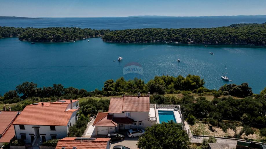 RAB- samosojeća kuća , prvi red do mora (prodaja)