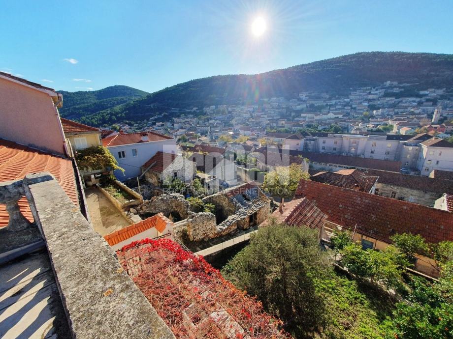 Kamena kuća na najljepšem jadranskom otoku (prodaja)