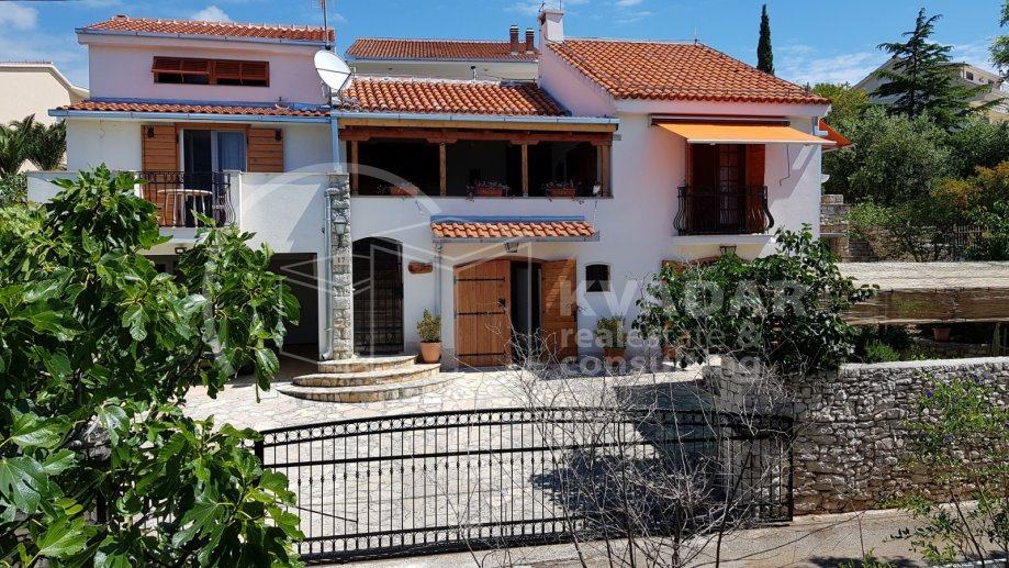 NOVO renovirana Villa sa 3 stana - 50 m od mora (prodaja)